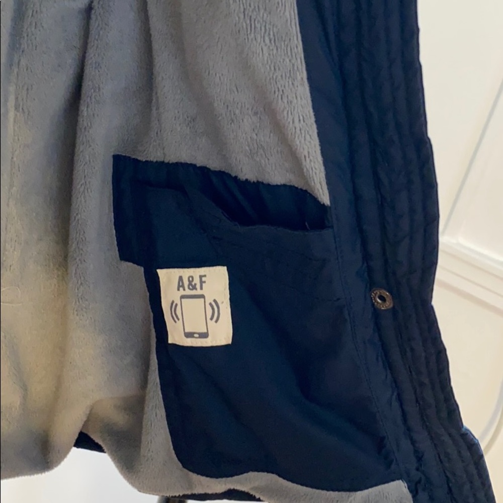 A&F Puffer Vest - Picture 4 of 4